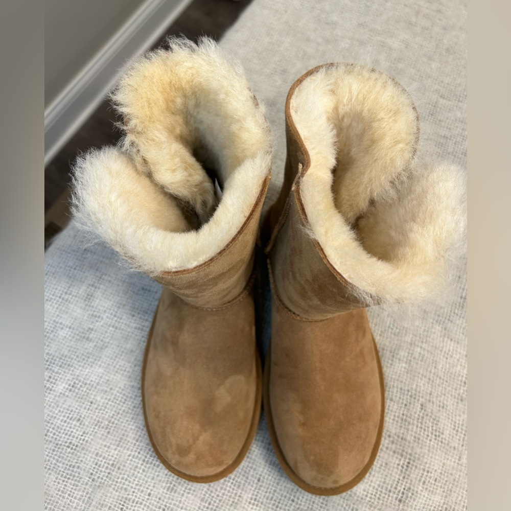 UGG Bailey Button 2 - Picture 11 of 15